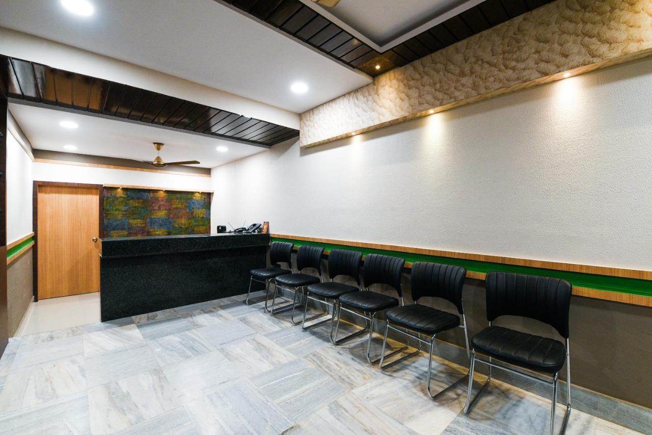 Oyo 27902 Center Point The Hotel Visakhapatnam Exterior photo