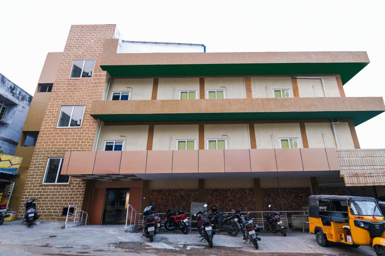 Oyo 27902 Center Point The Hotel Visakhapatnam Exterior photo