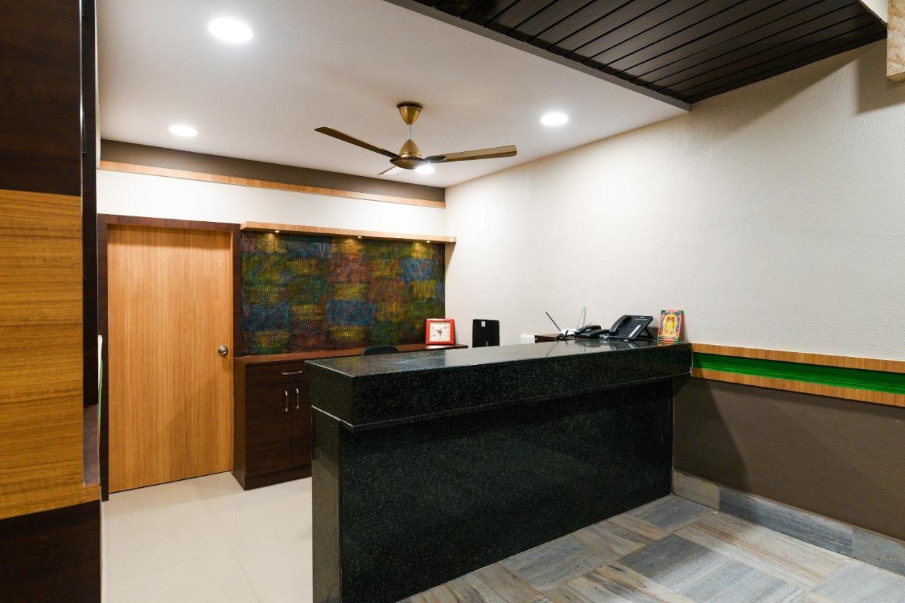 Oyo 27902 Center Point The Hotel Visakhapatnam Exterior photo